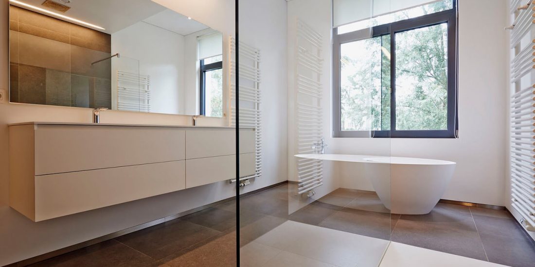 bagno moderno con vasca