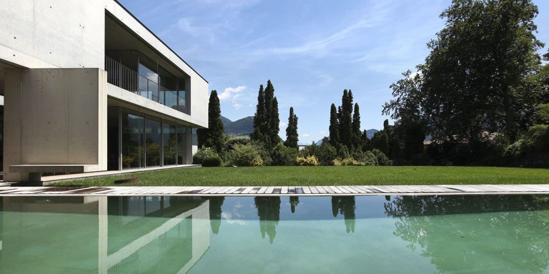 casa moderna con piscina