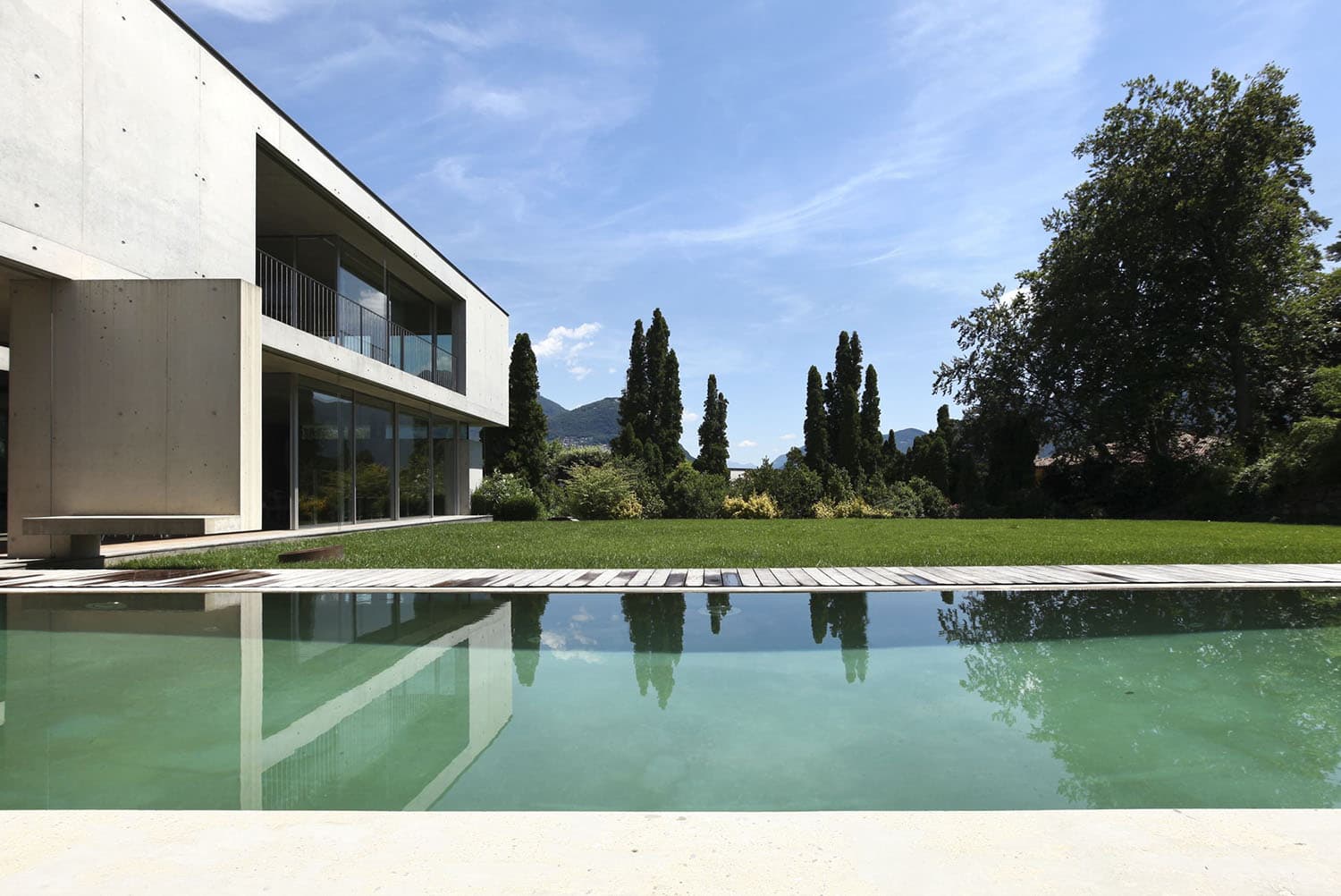 casa moderna con piscina