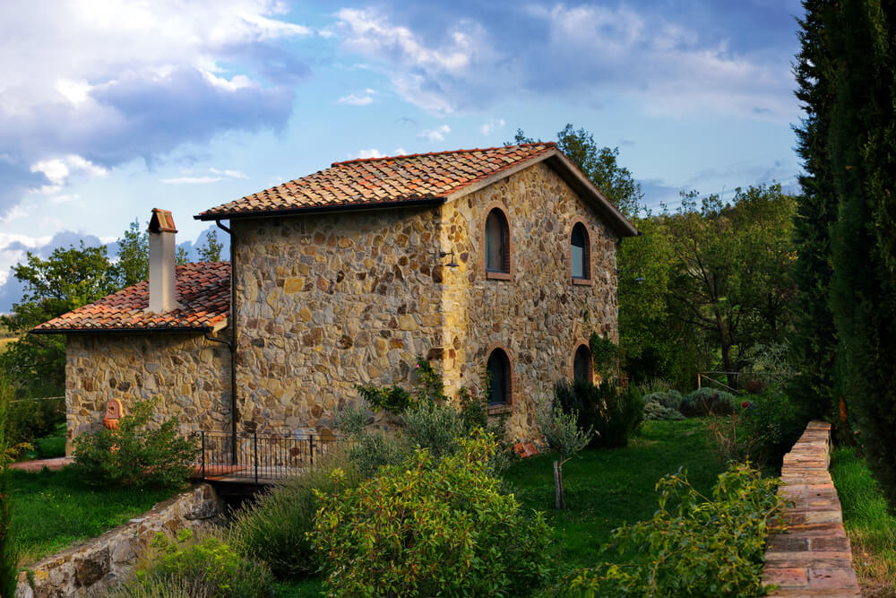 esterno di un rustico ristrutturato